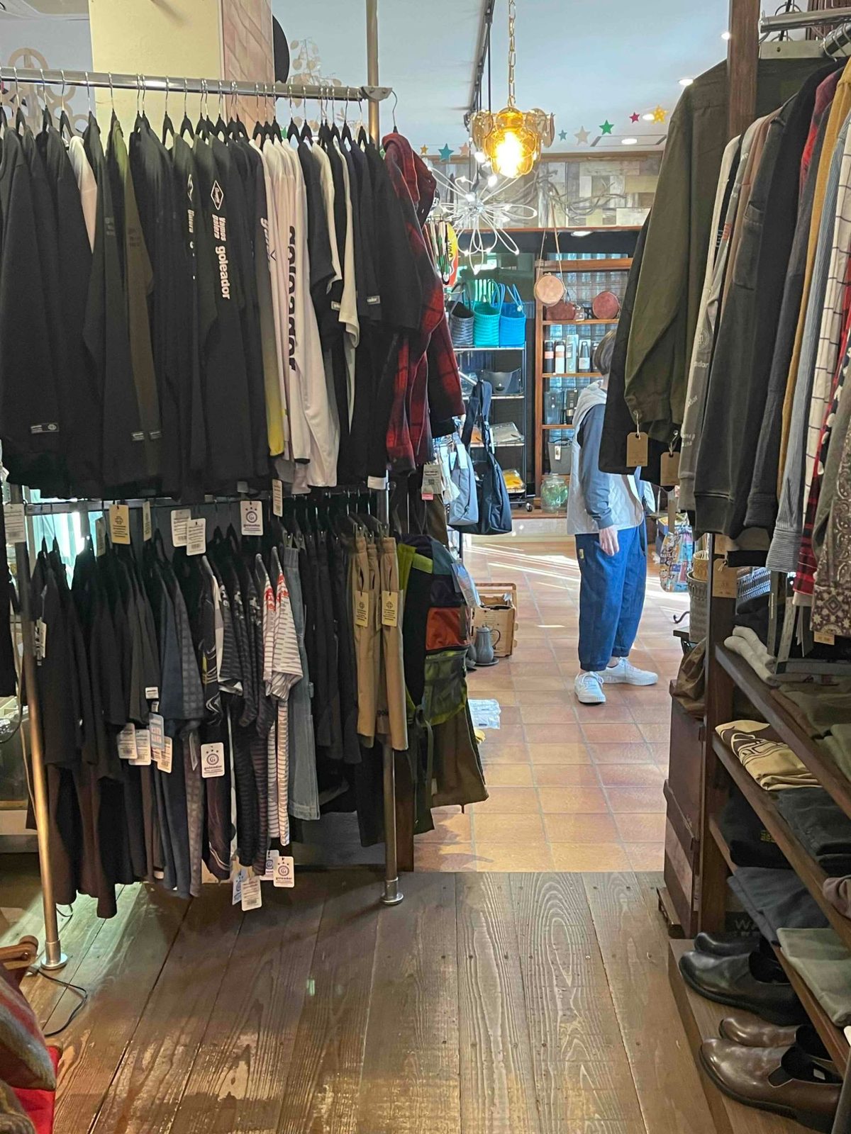服がずらりと並ぶ、アバンツァーレの店内