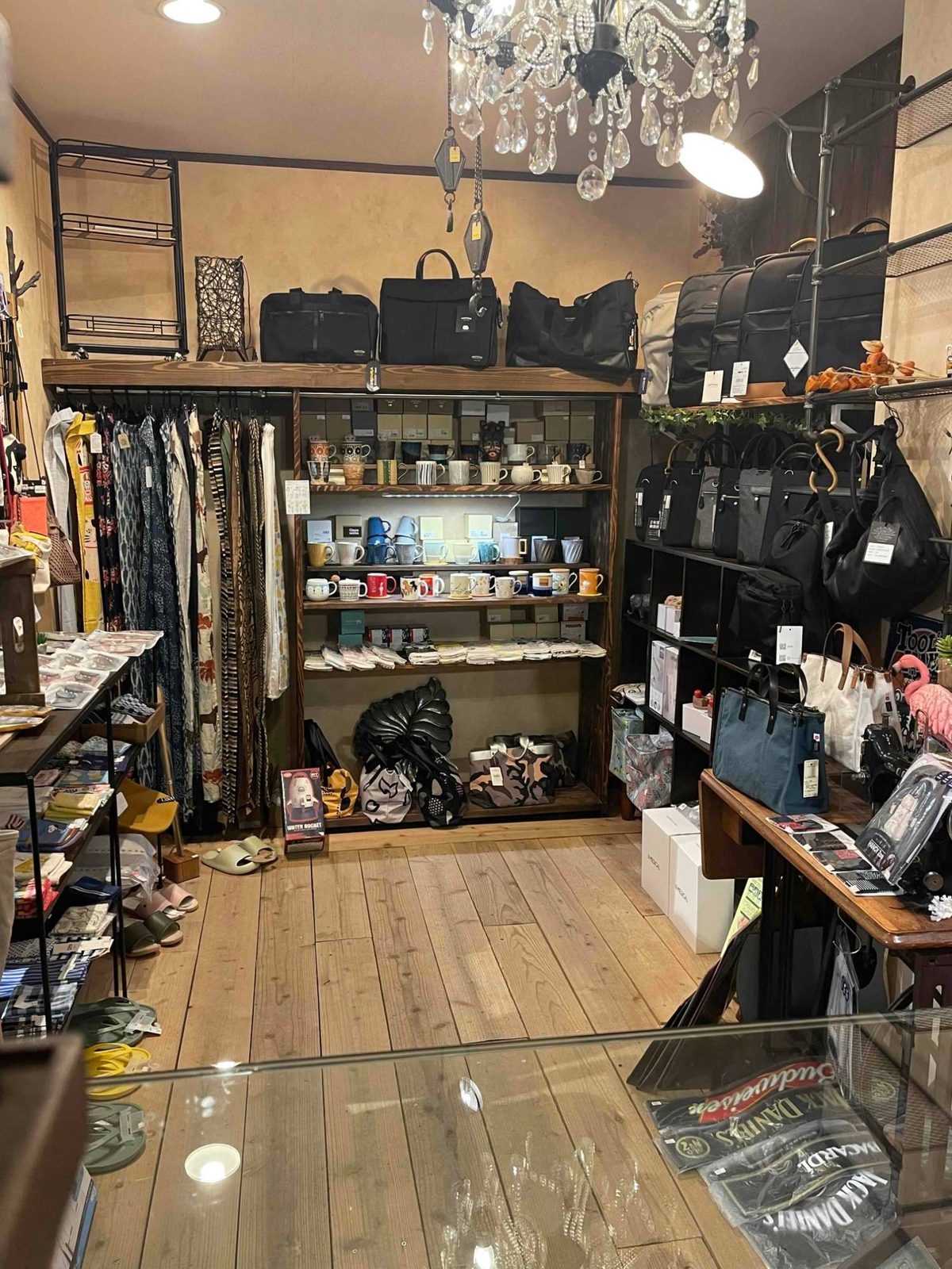 バッグの棚と、マグカップや器が並ぶ棚